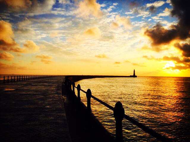 新英驻英记者毛竹欣:用队徽画一个最美东北小城桑德兰