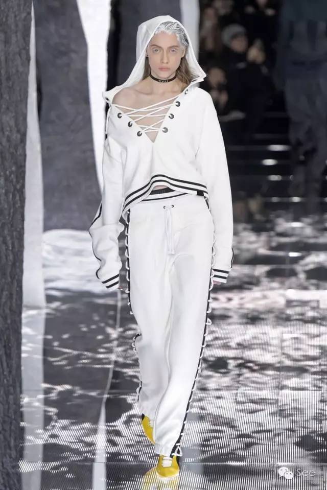 秋天到了买什么卫衣,秋天的加绒款中款卫衣