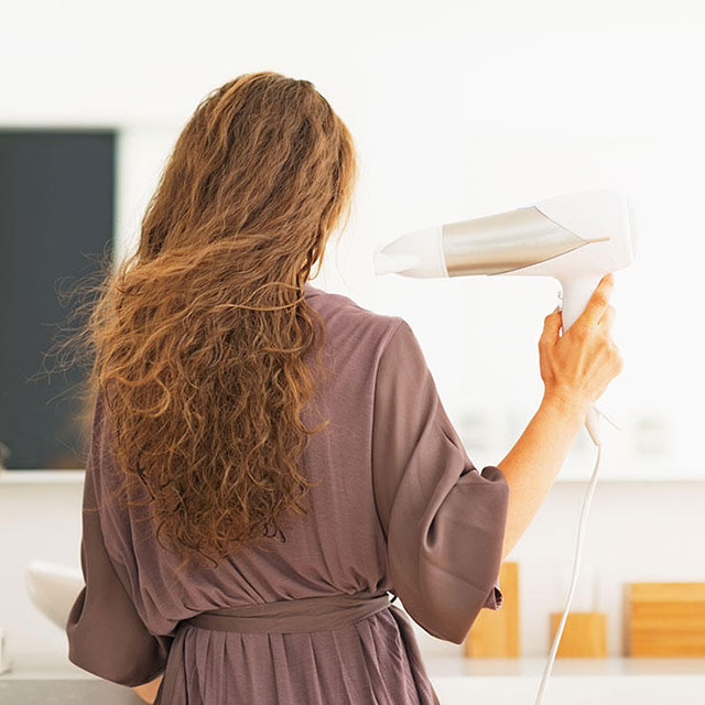 头屑怎么避免弄脏衣服,秋冬季节头屑多