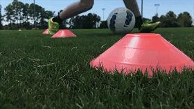 带球过杆的距离,足球带球过杆训练