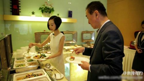 王健林飞机上斗地主,王健林首富直播