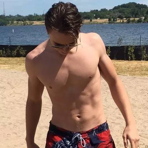 激萌正太到肌肉型男，这些人到底开了什么挂？