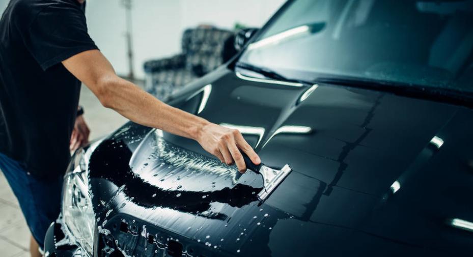 新车开久了，漆面老旧无光泽？别只会打蜡，教你2招，车漆更闪亮