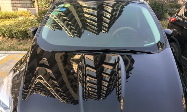 新车开久了，漆面老旧无光泽？别只会打蜡，教你2招，车漆更闪亮