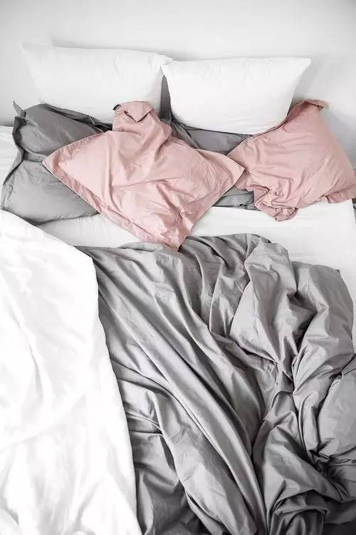 粉色卫衣搭配灰色直筒裤,粉色毛衣搭配灰色阔腿裤