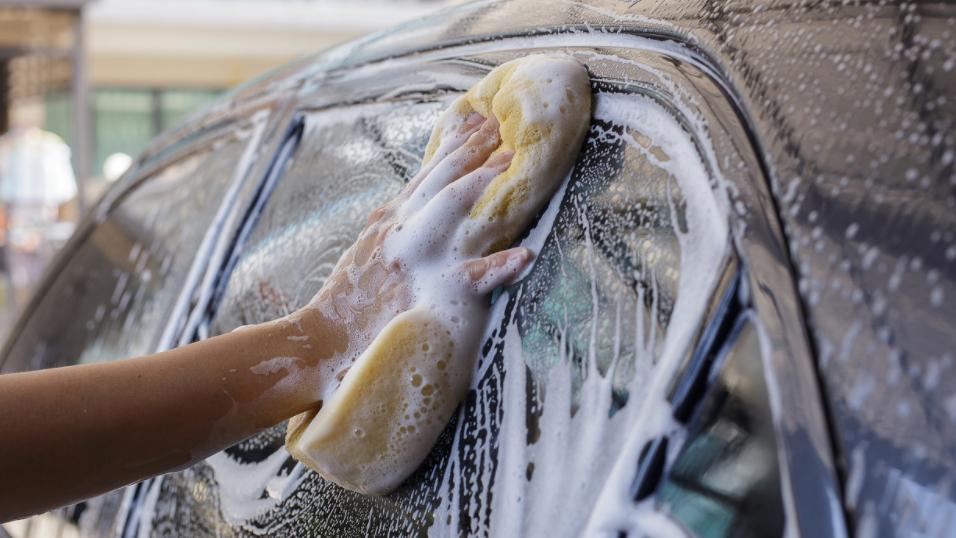 新车开久了，漆面老旧无光泽？别只会打蜡，教你2招，车漆更闪亮