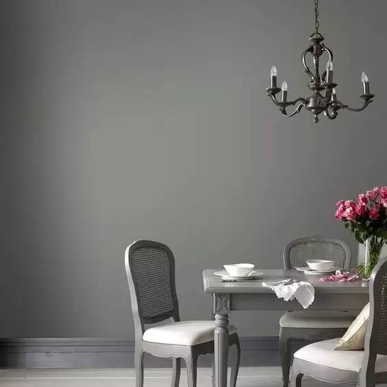 粉色卫衣搭配灰色直筒裤,粉色毛衣搭配灰色阔腿裤