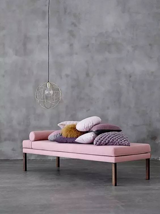 粉色卫衣搭配灰色直筒裤,粉色毛衣搭配灰色阔腿裤