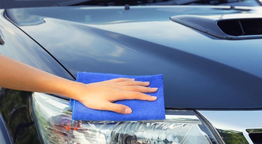 新车开久了，漆面老旧无光泽？别只会打蜡，教你2招，车漆更闪亮