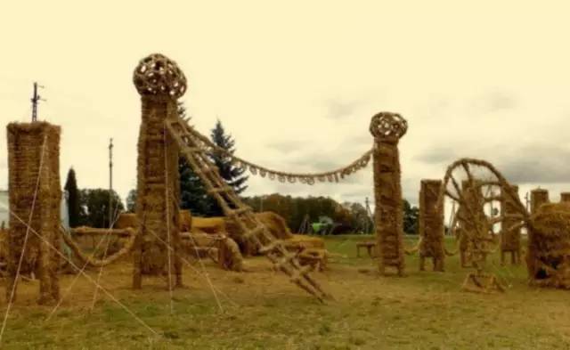 稻草堆也是风景,稻草堆弄成柴火