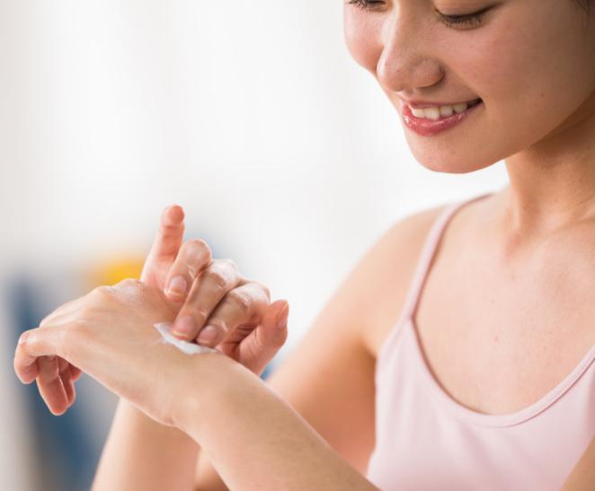 秋天手部皲裂干燥怎样做好,入秋手干燥裂口怎么回事