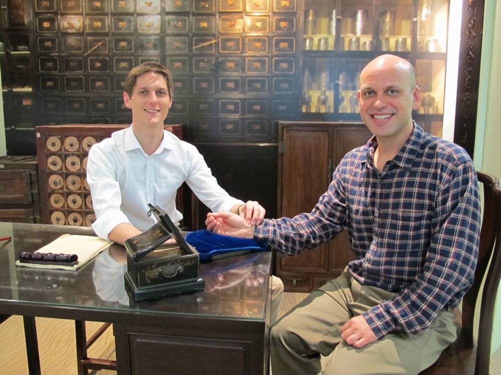 美国金牌得主赴京体验传统中医，当晚被我领进足疗保健打了一针兴奋剂