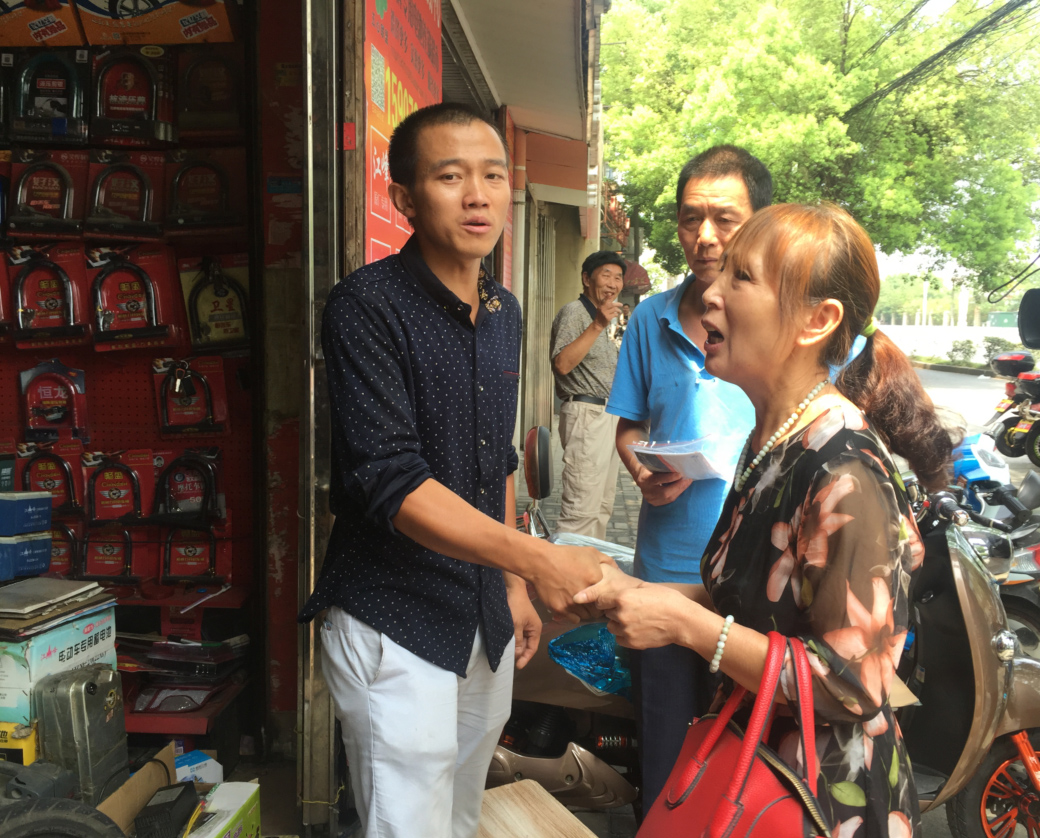 “托举哥”叫胡云是南昌一店主