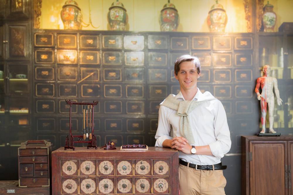 美国金牌得主赴京体验传统中医，当晚被我领进足疗保健打了一针兴奋剂