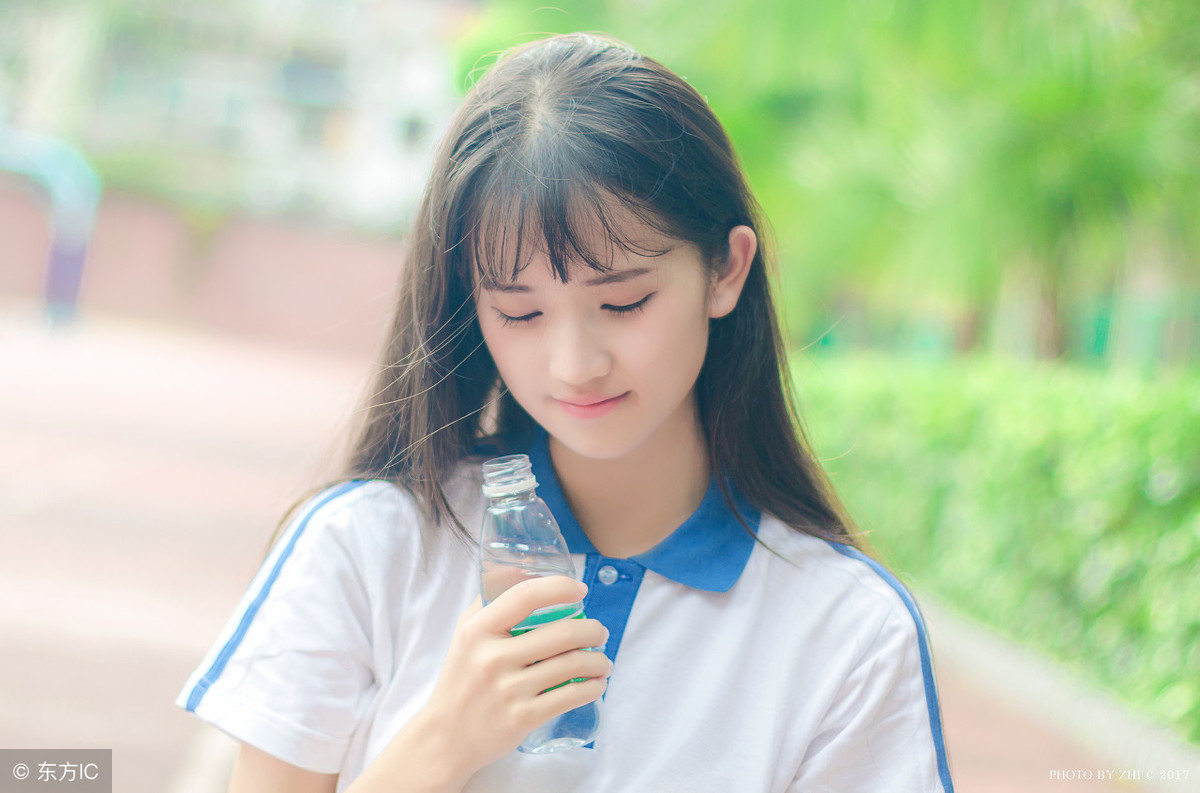 小说：新来的转学生是个冷美人，自我介绍很酷，班里男生激动了