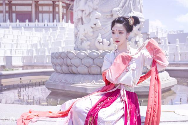 小说：生日这天，王爷送了她一份特殊的生日礼物，她心里小鹿乱跳