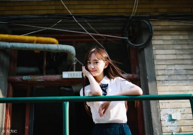 小说：两校校花打赌，输了的给小伙当女朋友，结果俩人同时爱上他