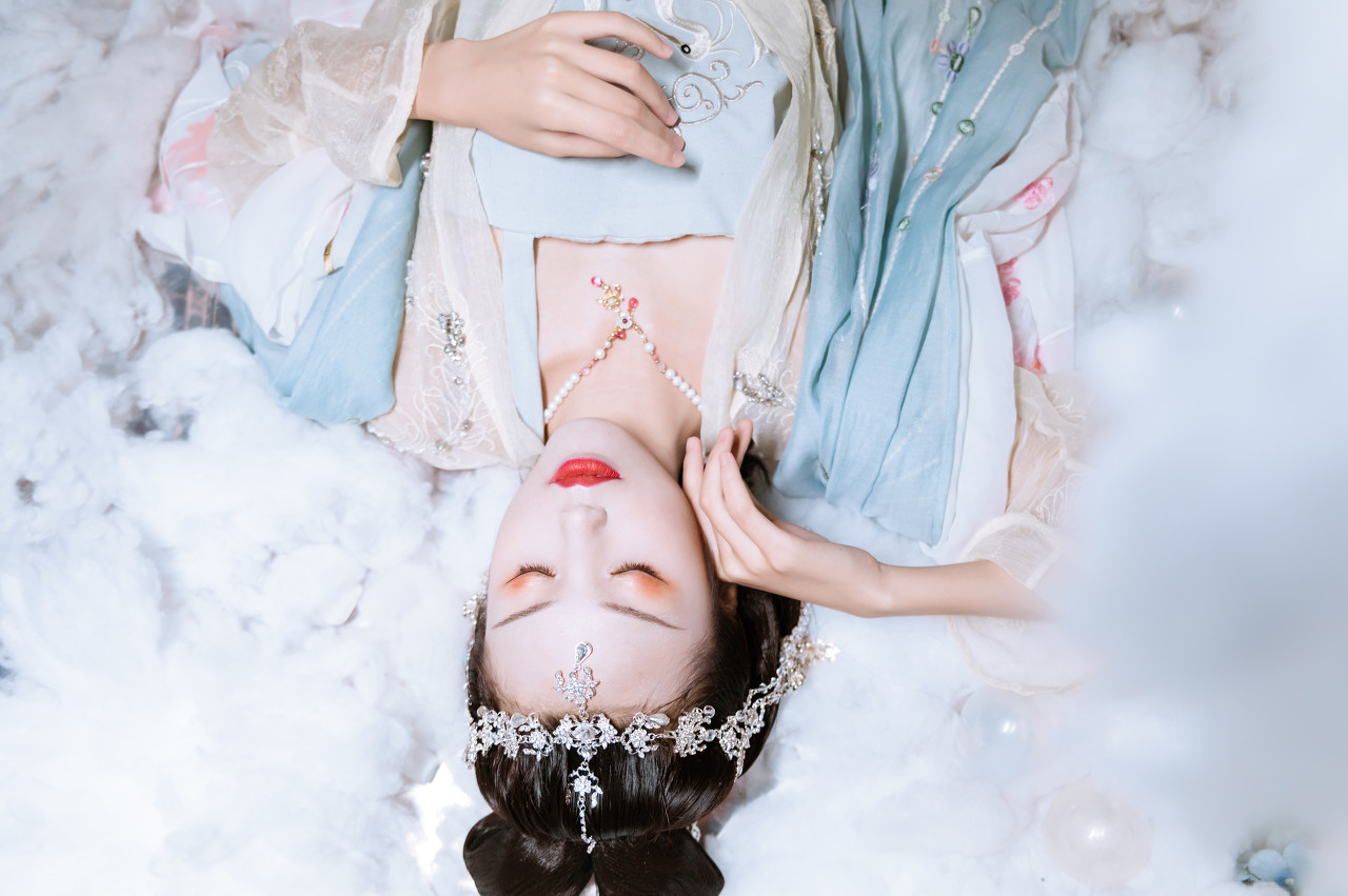 小说：他是高材生，未来科学家，却被女教官用皮鞭打，他受不了了