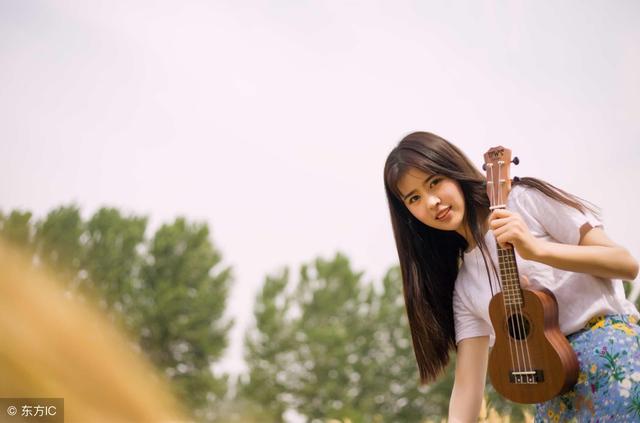 小说：她的公司遭遇危机，帅气男模闯进她屋内，甩手就扔九千万