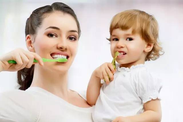 牙医爸爸帮小孩检查牙齿,儿童牙齿矫正父母必看