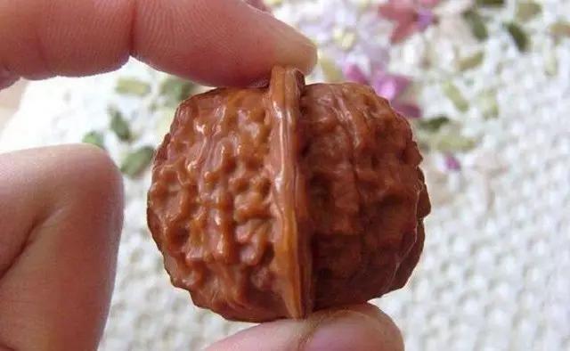 文玩核桃开裂最好的补救办法,怎么才能让文玩核桃开裂