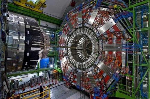 飞船到光速时间就静止了吗,光速飞船内的时间是静止的吗