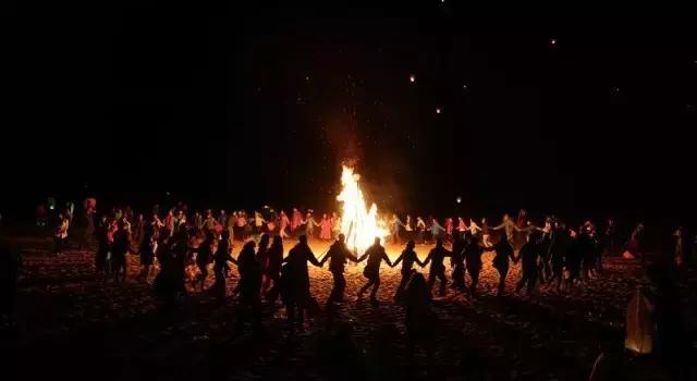 西安边上有个“沙坡头”，沙场冲浪、露营赏月，聊咋咧！