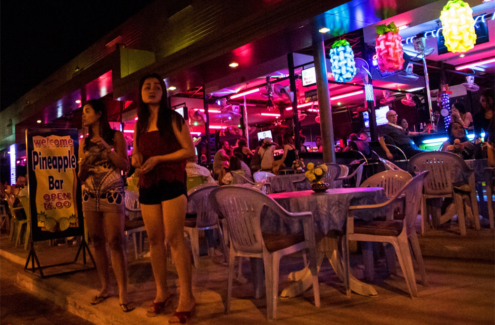 泰国芭提雅站在街头的女妖,泰国芭提雅街头金发女视频