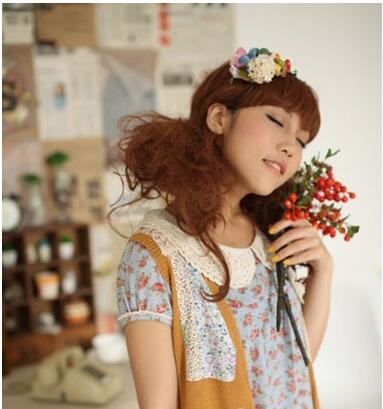 卷发低马尾辫怎么扎蓬松而好看,心机马尾辫怎么扎显头发蓬松