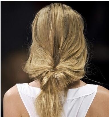 卷发低马尾辫怎么扎蓬松而好看,心机马尾辫怎么扎显头发蓬松