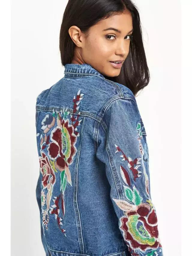 李宇春、蕾哈娜、宋茜她们都在穿这样的牛仔装!