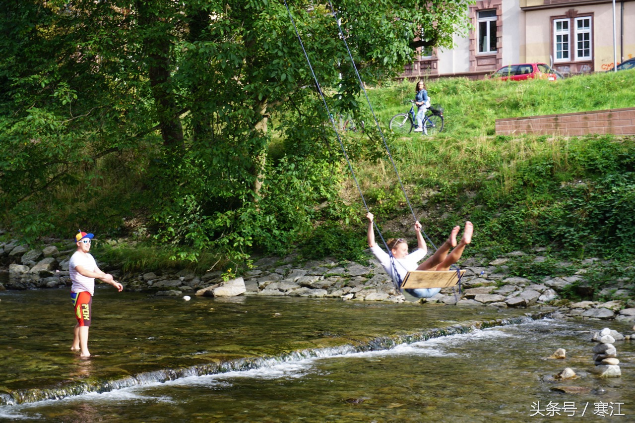 踩到黑森林的泉水，就能娶到弗莱堡的漂亮妞儿！