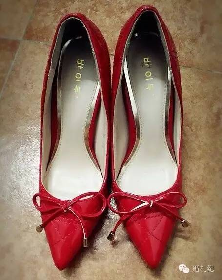 新娘鞋子婚鞋大红3厘米款式,结婚穿的大红婚鞋还可以自己穿吗
