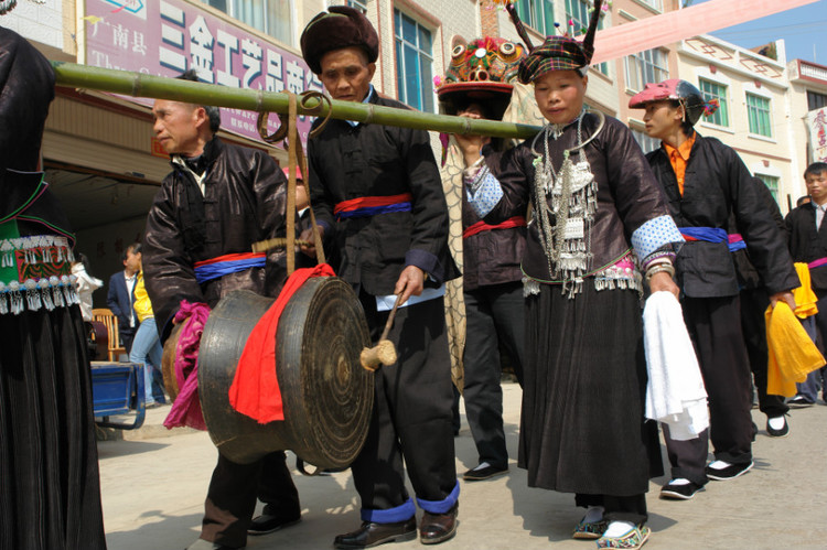 敲起铜鼓的舞蹈,敲起铜鼓舞蹈