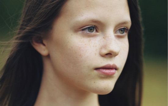 觉得脸上有斑点怎么内调,发现自己脸部有斑点怎么办