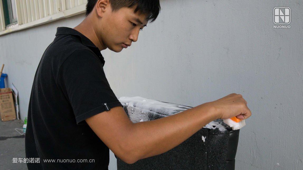 汽车长期停放在室外脏了怎么办,汽车座椅发臭自己可以洗吗