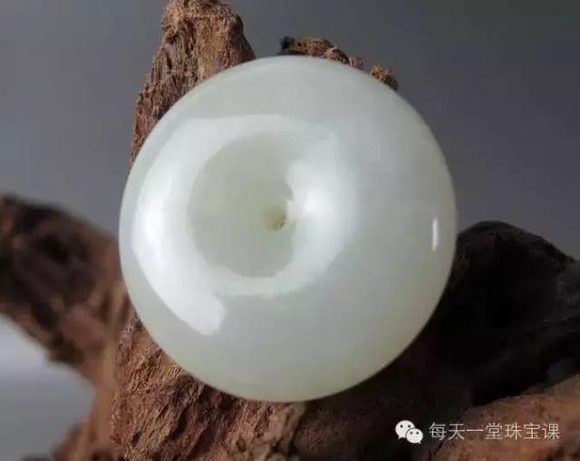 为什么刚买的玉石变色,新买的玉变黄是什么原因