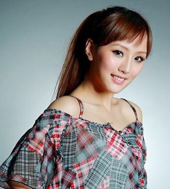 卷发低马尾辫怎么扎蓬松而好看,心机马尾辫怎么扎显头发蓬松