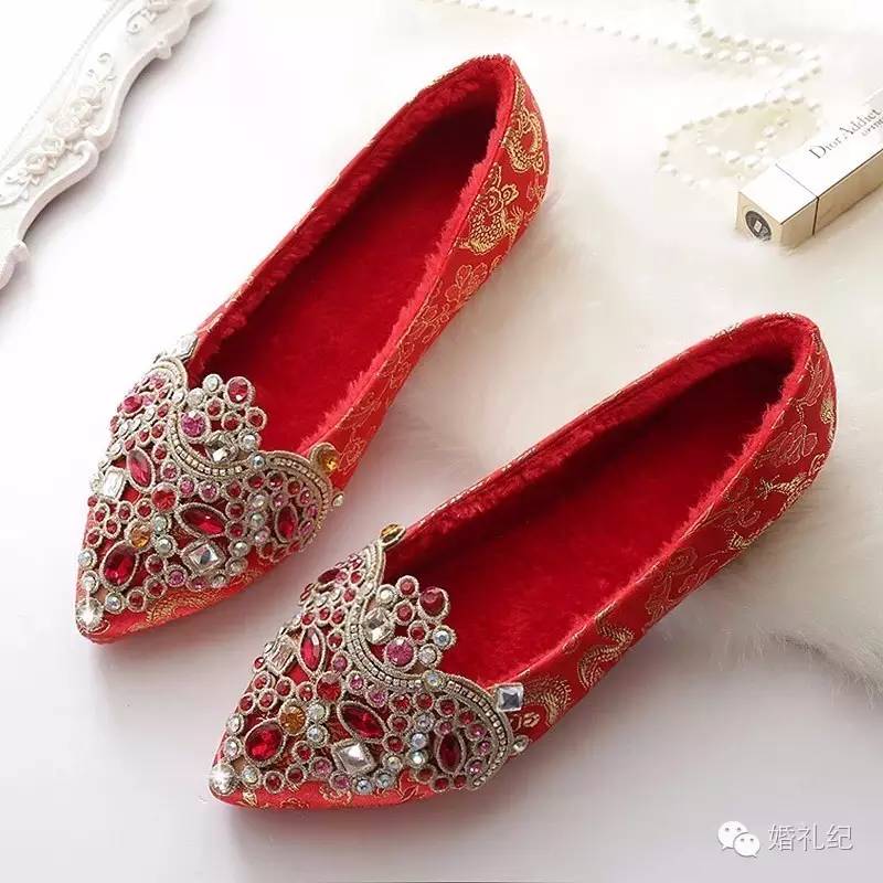 新娘鞋子婚鞋大红3厘米款式,结婚穿的大红婚鞋还可以自己穿吗