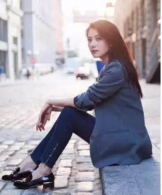 高圆圆秋冬穿搭牛仔裤,高圆圆蓝色牛仔直筒裤穿搭