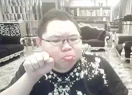 骚猪又搞事？这次竟招惹电竞“拳王”