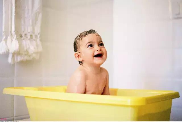 小孩洗澡的正确打开方式,宝宝正确洗澡的方法