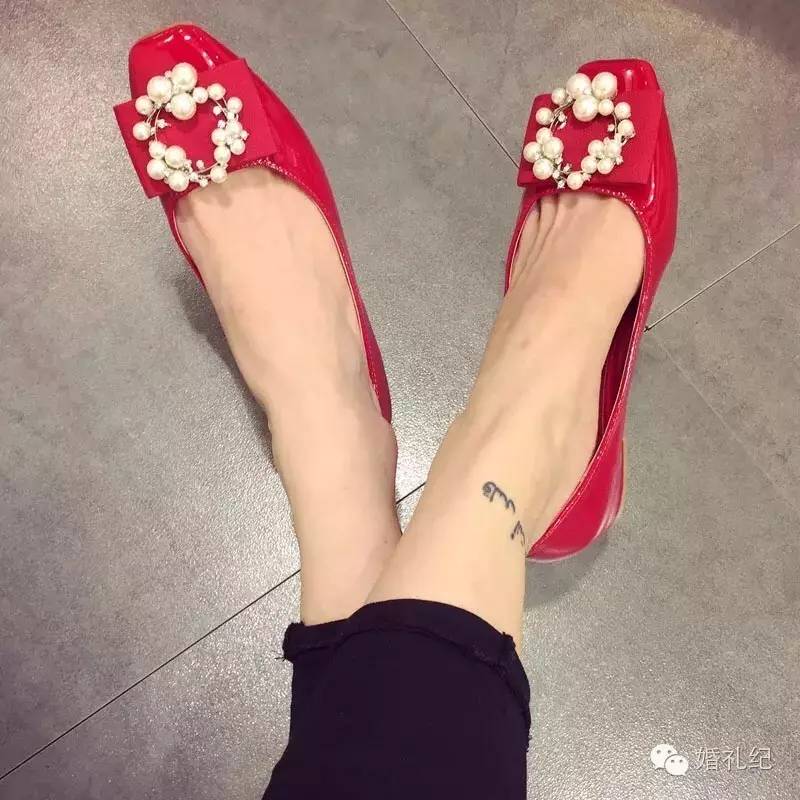 新娘鞋子婚鞋大红3厘米款式,结婚穿的大红婚鞋还可以自己穿吗