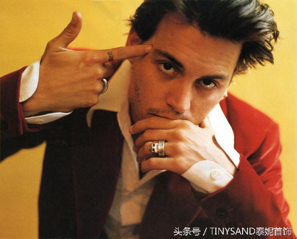 男女手指戴戒指,男女手指戒指戴法