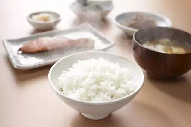 低碳水化合物饮食吃什么,低脂和低碳水饮食哪个更健康呢