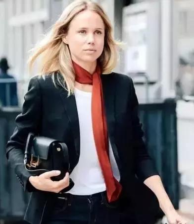 老有所依刘涛丝巾,刘涛红白玫瑰花丝巾