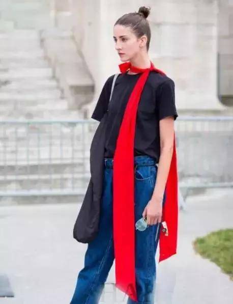 老有所依刘涛丝巾,刘涛红白玫瑰花丝巾