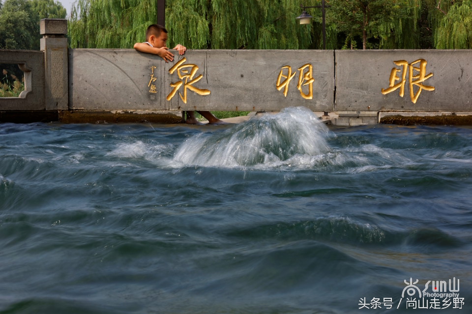这眼泉好神奇!用泉水洗眼,少年不近视,老者不花眼!