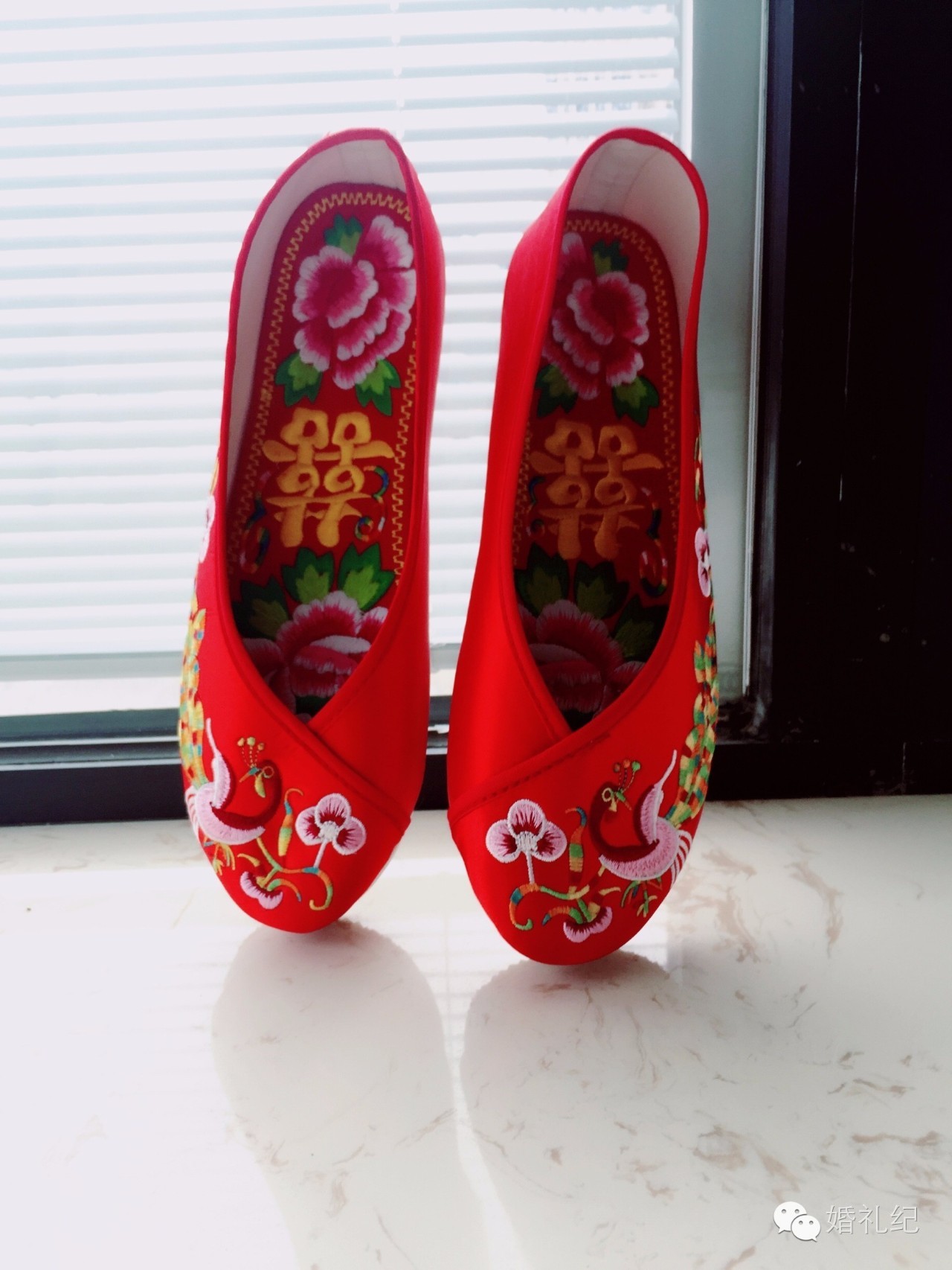 新娘鞋子婚鞋大红3厘米款式,结婚穿的大红婚鞋还可以自己穿吗