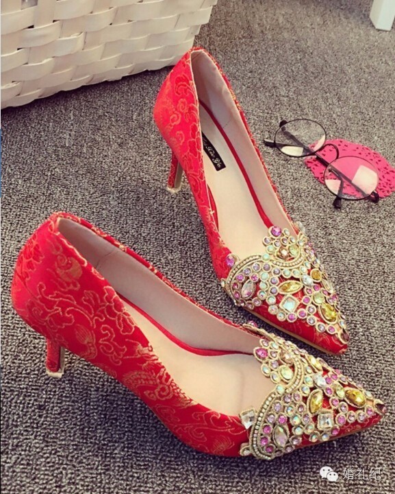 新娘鞋子婚鞋大红3厘米款式,结婚穿的大红婚鞋还可以自己穿吗